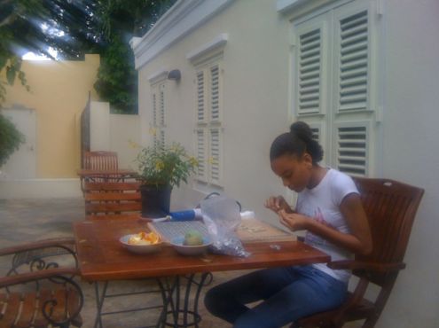 18-04-2011  Working for the Yankee dollar!!! Suki in front of the artist' studio in 
Kura Hulanda Cura ao
