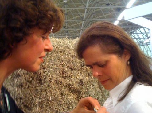 14-05-2009  Yori van Rosmalen, executive van Borzo galerij Amsterdam steekt een shredded value button op een belangstellende. Er werden 1000 buttons verdeeld op de openingsdag van Art Amsterdam.