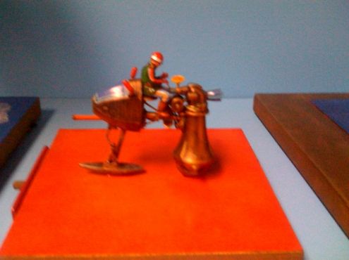 24-05-2009  Een mooie kleine tentoonstelling van outsider kunst bij de Verbeke Foundation in Kamkeze, Belgie. Zeer de moeite waard. De twee ruimte sculpturen zijn van Harry Arling en hij noemt ze kosmotroniks. Heeft ook een website. Aan te bevelen.  <a href='http://www.kosmotroniks.com' target='_blank' alt='www.kosmotroniks.com'>www.kosmotroniks.com</a>
